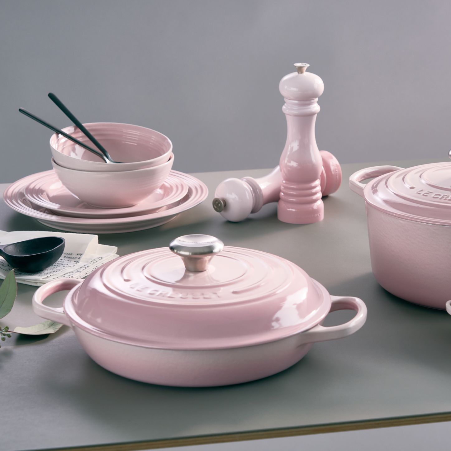 Le Creuset-Le Creuset Signature Cast Iron Shallow Casserole 26cm Shell Pink